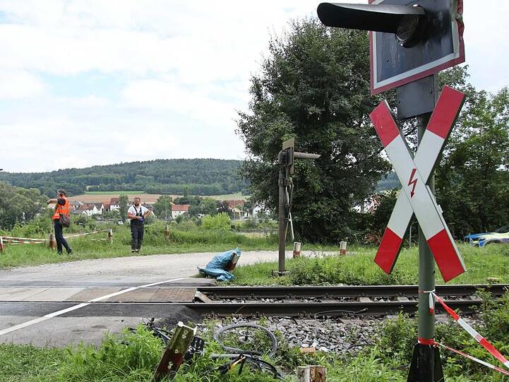 Blick auf ein kaputtes Fahrrad an einem Bahnübergang. Foto: Alexander Auer/dpa