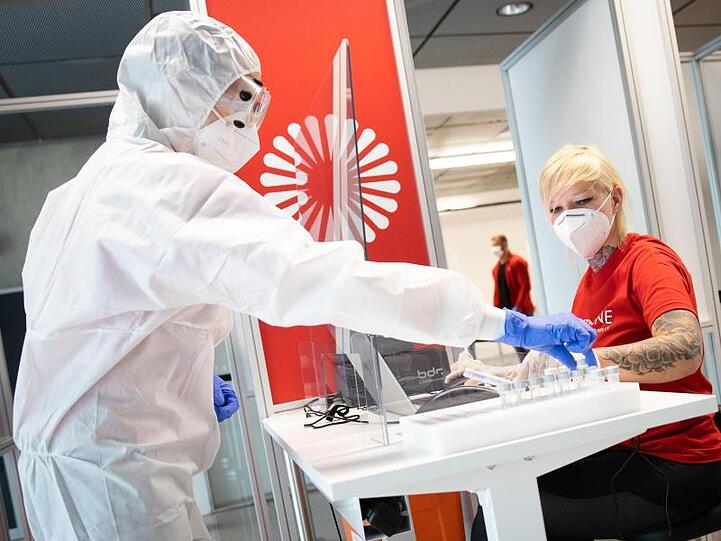 Auch am Flughafen in Hamburg ist ein Covid-19-Testzentrum entstanden.