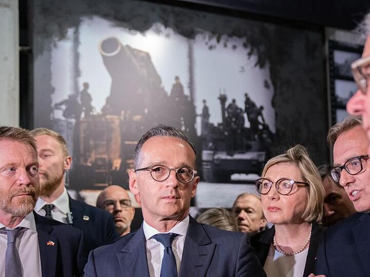 Heiko Maas besichtigt das Museum des Warschauer Aufstands.
