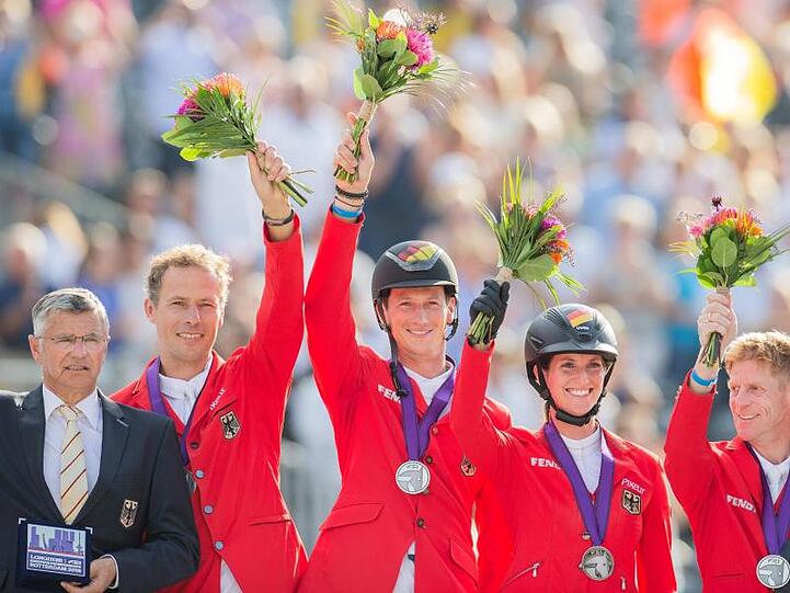 Christian Ahlmann (l-r), Daniel Deußer, Simone Blum und Marcus Ehning feiern ihr EM-Silber in Rotterdam.