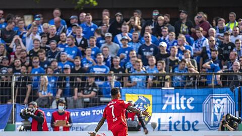 Herthas Davie Selke jubelt nach seinem Tor zum Berliner Siegtreffer in der Nachspielzeit.