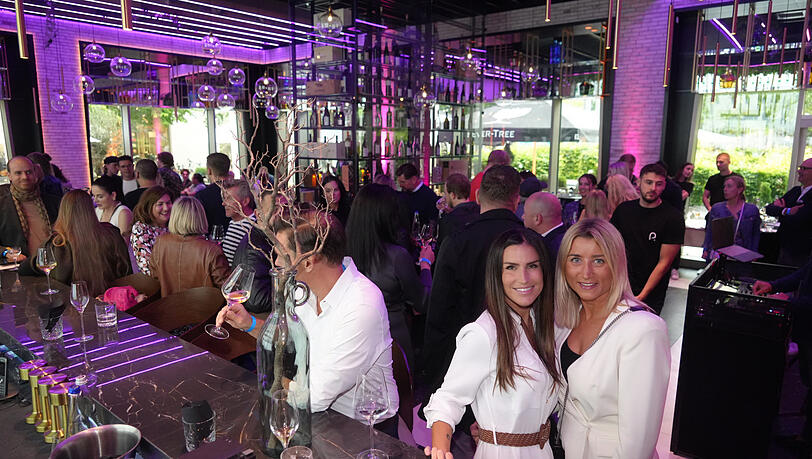 Tina und Ines (v.l.) auf der ersten Geburtstagsparty im Portun. Leider war es ein bisserl zu kalt für die gemütliche Terrasse am Dienstag. Tina und Ines (v.l.) auf der ersten Geburtstagsparty im Portun. Leider war es ein bisserl zu kalt für die gemütliche Terrasse am Dienstag.
