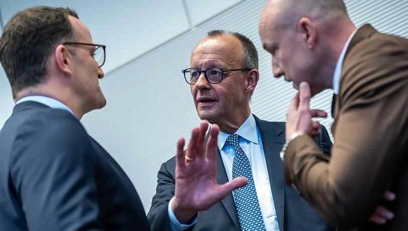 Bringen diese Drei - Unions-Fraktionschef Jens Spahn, Kanzler Friedrich Merz (beide CDU) und CSU-Landesgruppenchef Alexander Hoffmann, das Rentenpaket am Freitag über die Bühne? Bringen diese Drei - Unions-Fraktionschef Jens Spahn, Kanzler Friedrich Merz (beide CDU) und CSU-Landesgruppenchef Alexander Hoffmann, das Rentenpaket am Freitag über die Bühne?