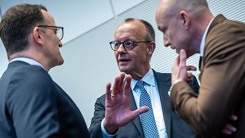 Bringen diese Drei - Unions-Fraktionschef Jens Spahn, Kanzler Friedrich Merz (beide CDU) und CSU-Landesgruppenchef Alexander Hoffmann, das Rentenpaket am Freitag über die Bühne?
