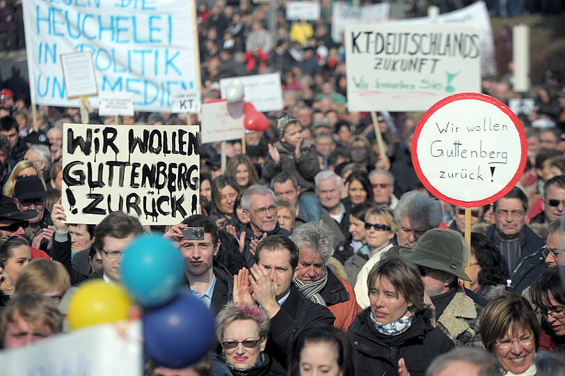 Die treuen Anhänger demonstrieren für ihren "KT".