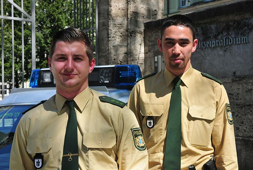 Die Retter: Polizeiobermeister Alexander Henne (26)(mit drei Sternen auf der Schulter) und Praktikant Polizeioberwachtmeister Arnold Müller (24) (ein Stern auf der Schulterklappe). Sie griffen ein, als der Vater des selbstmordgefährdeten jungen Mannes einen Herzinfarkt erlitt. Nicht auf dem Bild: Polizeiobermeister Bastian Kurre als dritter beteiligter Beamter.