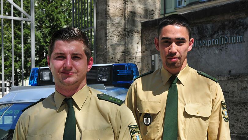 Die Retter: Polizeiobermeister Alexander Henne (26)(mit drei Sternen auf der Schulter) und Praktikant Polizeioberwachtmeister Arnold Müller (24) (ein Stern auf der Schulterklappe). Sie griffen ein, als der Vater des selbstmordgefährdeten jungen Mannes einen Herzinfarkt erlitt. Nicht auf dem Bild: Polizeiobermeister Bastian Kurre als dritter beteiligter Beamter. Die Retter: Polizeiobermeister Alexander Henne (26)(mit drei Sternen auf der Schulter) und Praktikant Polizeioberwachtmeister Arnold Müller (24) (ein Stern auf der Schulterklappe). Sie griffen ein, als der Vater des selbstmordgefährdeten jungen Mannes einen Herzinfarkt erlitt. Nicht auf dem Bild: Polizeiobermeister Bastian Kurre als dritter beteiligter Beamter.