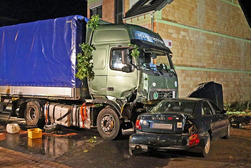Laut Polizei rammte der Mann nach einem Streit mit einem Kollegen zunächst mehrfach dessen Lastwagen und unternahm anschließend eine Irrfahrt durch den Ort. Dabei beschädigte er drei Autos, Verkehrszeichen, Straßenschilder, Bäume und Büsche.