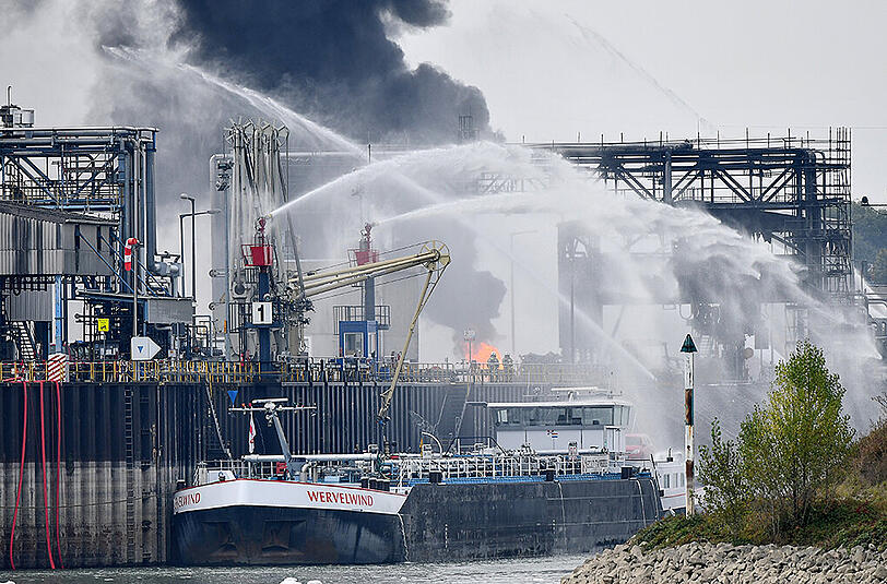 Kilometerweit ist die Rauchsäule zu sehen: Bei BASF hat eine heftige Explosion mindestens ein Todesopfer und mehrere Verletzte gefordert. Am Nachmittag wurden noch mehrere Arbeiter vermisst.