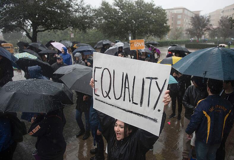 Eine Frau hält bei einer Demonstration in Irvine ein Schild mit der Aufschrift «Equality» (Gleichberechtigung).