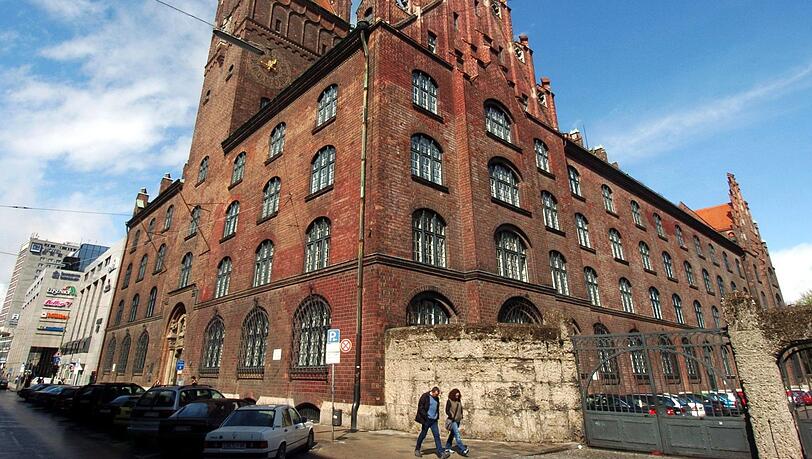 Das Oberlandesgericht in der Prielmayerstraße. Das Oberlandesgericht in der Prielmayerstraße.