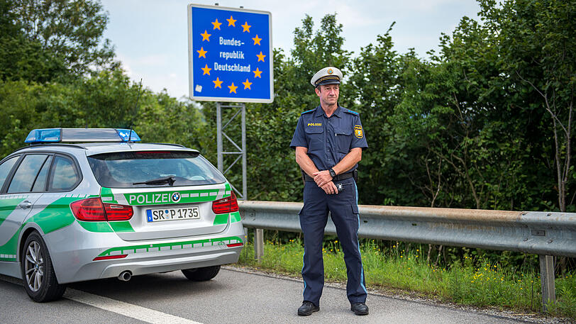 Ein bayerischer Grenzpolizist am Grenzübergang Kirchdorf.