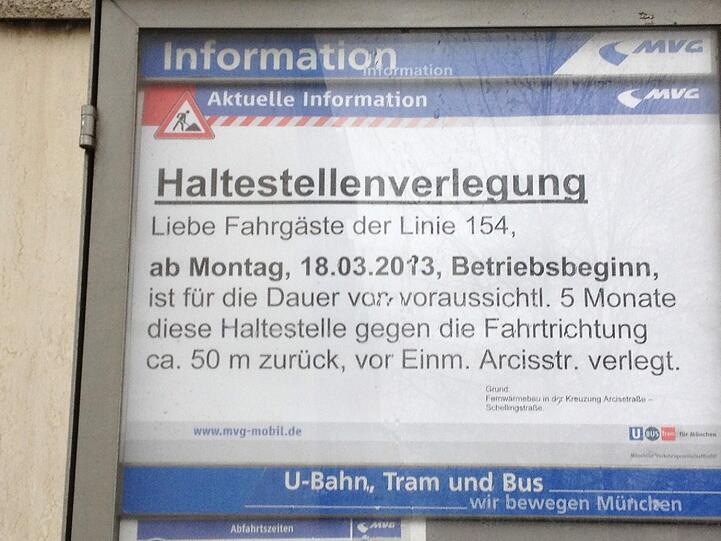 Die 154er-Haltestelle "Arcisstraße" wurde vorübergehend verlegt. Mit diesem Hinweischild informiert die MVG ihre Fahrgäste.