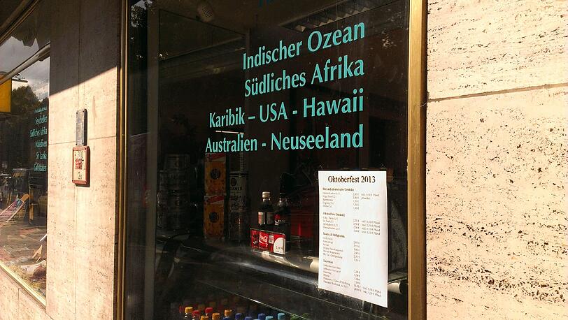 "Australien - Neuseeland - Oktoberfest": Das Schaufenster des Reisebüros in der Westendstraße.