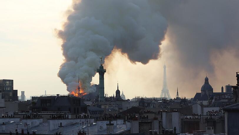Die weltberühmte Kathedrale Notre-Dame de Paris steht in Flammen.