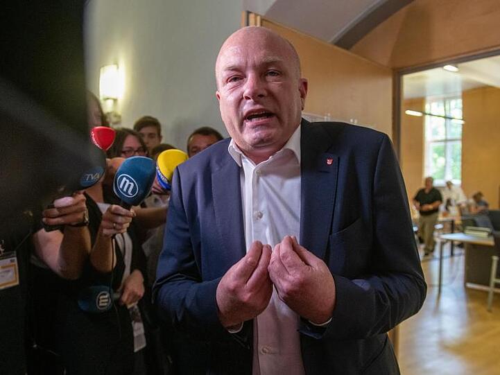 Joachim Wolbergs, suspendierter Oberbürgermeister von Regensburg, spricht. Foto: Armin Weigel