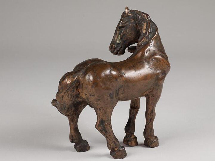 Die Skulptur "Pferd" aus dem Jahr 1908/09 von Franz Marc steht in einem Fotostudio. Foto: collecto.art/Franz-Marc-Museum/dpa/Archivbild