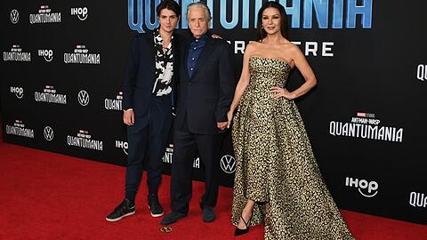 Michael Douglas, Catherine Zeta-Jones und Sohn Dylan bei der Premiere von "Ant-Man and the Wasp: Quantumania" in Los Angeles.