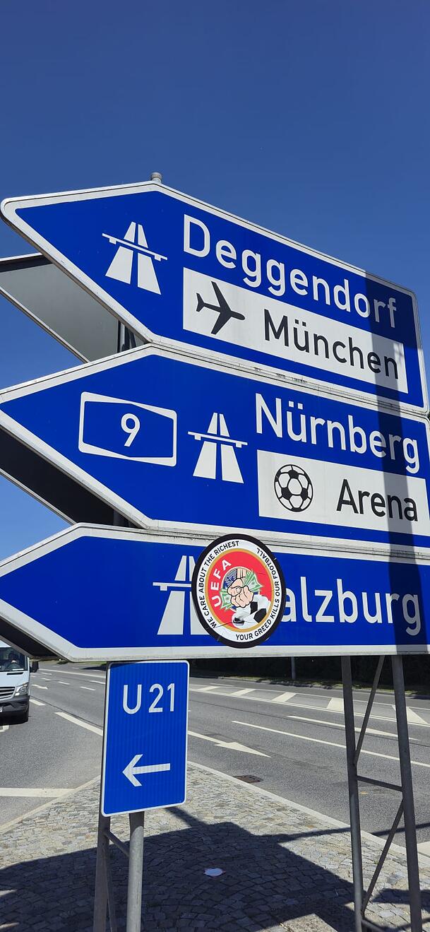 Um solche Sticker anzubringen, bringt man sich selbst in Gefahr. Um solche Sticker anzubringen, bringt man sich selbst in Gefahr.