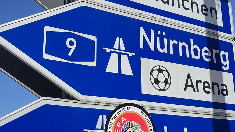 Um solche Sticker anzubringen, bringt man sich selbst in Gefahr. Um solche Sticker anzubringen, bringt man sich selbst in Gefahr.