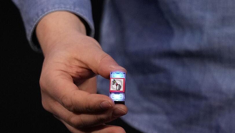 Der "Lego Smart Brick" verf&uuml;gt &uuml;ber einen Lautsprecher, LED-Leuchten und einen winzigen Chip, der andere Smart Bricks und Minifiguren erkennen und mit ihnen interagieren kann.