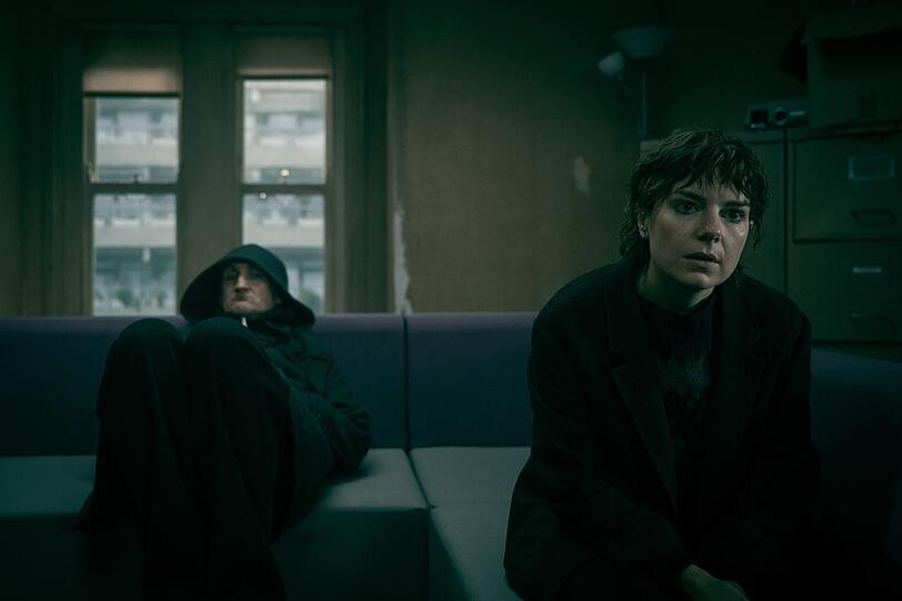 Können nur hoffen, dass sie nicht die nächsten Opfer werden: J.K. (Tom Brooke) und Shirley (Aimee-Ffion Edwards). Können nur hoffen, dass sie nicht die nächsten Opfer werden: J.K. (Tom Brooke) und Shirley (Aimee-Ffion Edwards).