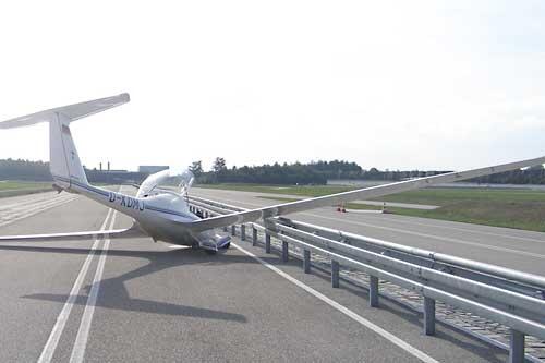 Nach der unsanften Landung: das Flugzeug auf der Autoteststrecke