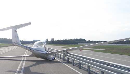 Nach der unsanften Landung: das Flugzeug auf der Autoteststrecke Nach der unsanften Landung: das Flugzeug auf der Autoteststrecke