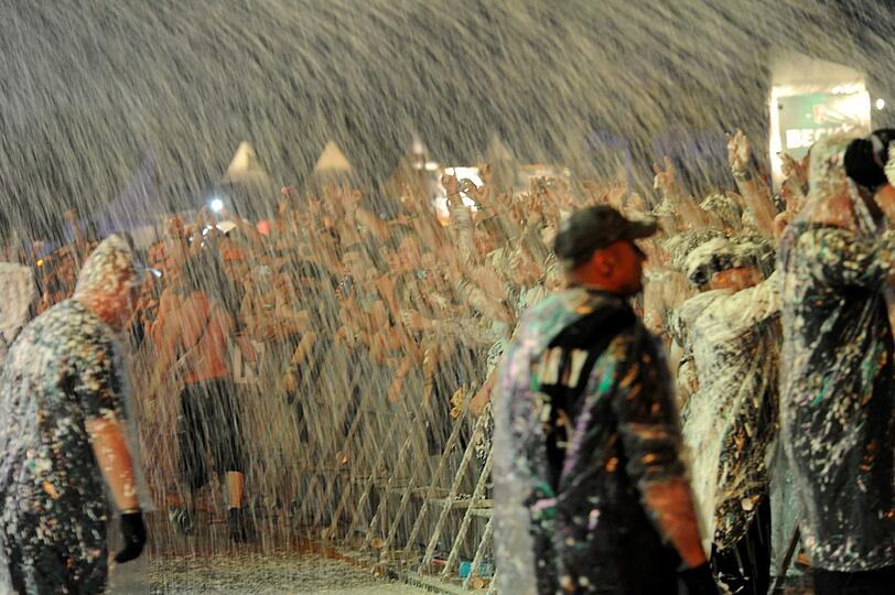 Wet T-Shirts, wilde Rocker, schräge Outfits: So verrückt war das Wacken-Festival 2011. wir zeigen die besten Bilder. EInfach weiterklicken!