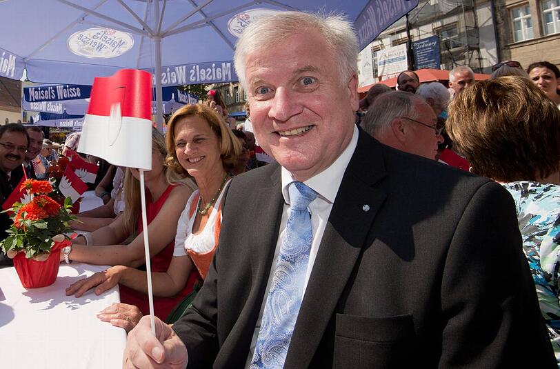 "Falleri, fallera, ins Land der Schwaben, äh, Franken fahren" - Horst Seehofer mit Ehefrau Karin beim Tag der Franken in Bayreuth (Oberfranken).