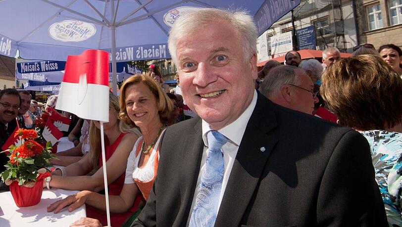 "Falleri, fallera, ins Land der Schwaben, äh, Franken fahren" - Horst Seehofer mit Ehefrau Karin beim Tag der Franken in Bayreuth (Oberfranken). "Falleri, fallera, ins Land der Schwaben, äh, Franken fahren" - Horst Seehofer mit Ehefrau Karin beim Tag der Franken in Bayreuth (Oberfranken).