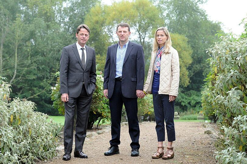 Rudi Cerne (l), Moderator von "Aktenzeichen XY...ungelöst", bei Vorgesprächen in der Nähe von Birmingham (Großbritannien) mit den Eltern des seit 2007 vermissten Mädchen Madeleine McCann