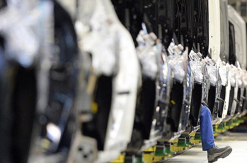 Mitarbeiter im Daimler Konzern fertigen Fahrzeuge der S-Klasse.