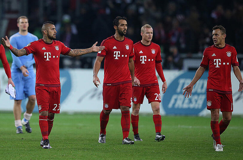 Ratlosigkeit bei den Stars des FC Bayern: Manuel Neuer, Arturo Vidal, Medhi Benatia, Sebastian Rode und Rafinha.