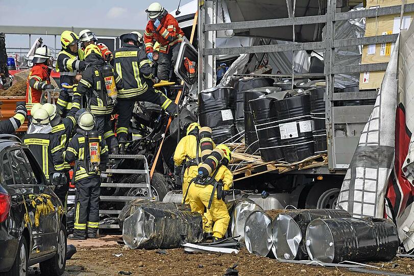 Spezialkräfte im Einsatz: Einer der Lastwagen hatte Klebstoffe geladen und war als Gefahrguttransporter gekennzeichnet.