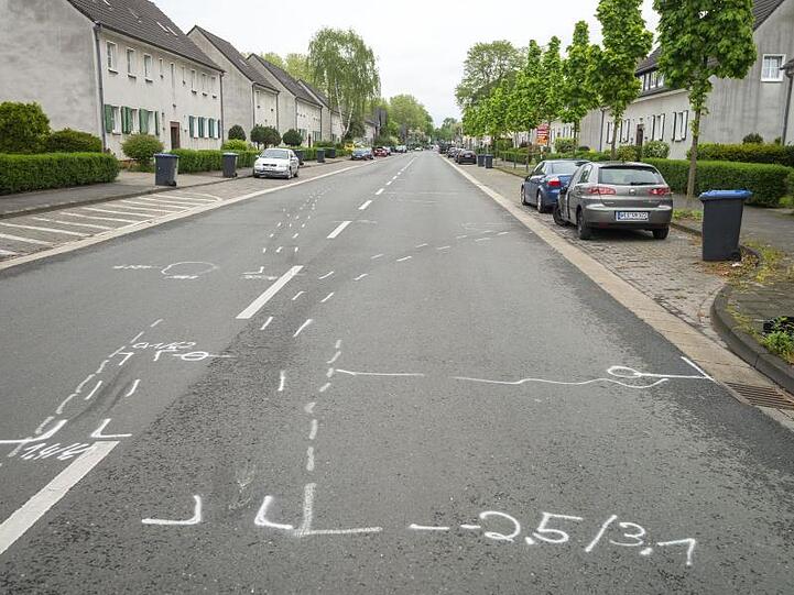Weiße Markierungen an der Unfallstelle nach einem mutmaßlichen Autorennen in Moers.