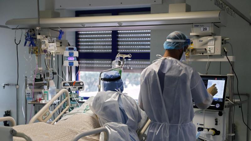 Eine Krankenschwester und ein Arzt kümmern sich um einen Patienten auf der Corona-Intensivstation in einem Lissaboner Krankenhaus.
