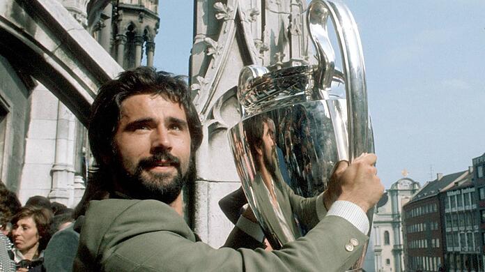 Der zweite königliche Streich: Gerd Müller nach dem zweiten Gewinn des Europapokals der Landesmeister auf dem Marienplatz.