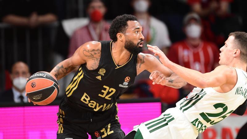 Darrun Hilliard (l) von Bayern und Nemanja Nedovic von Athen.