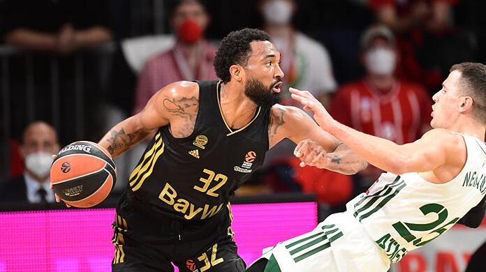 Darrun Hilliard (l) von Bayern und Nemanja Nedovic von Athen.