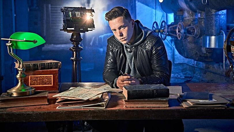 Niklas Marian Müller führt durch die neue Kurzfilmreihe "Der Geschichte auf der Spur". Niklas Marian Müller führt durch die neue Kurzfilmreihe "Der Geschichte auf der Spur".