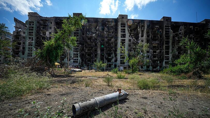 Ein Raketenteil in der Nähe eines beschädigten Wohnhauses in Sjewjerodonezk. Dieses Bild wurde während einer vom russischen Verteidigungsministerium organisierten Reise aufgenommen. Ein Raketenteil in der Nähe eines beschädigten Wohnhauses in Sjewjerodonezk. Dieses Bild wurde während einer vom russischen Verteidigungsministerium organisierten Reise aufgenommen.