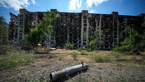 Ein Raketenteil in der Nähe eines beschädigten Wohnhauses in Sjewjerodonezk. Dieses Bild wurde während einer vom russischen Verteidigungsministerium organisierten Reise aufgenommen.