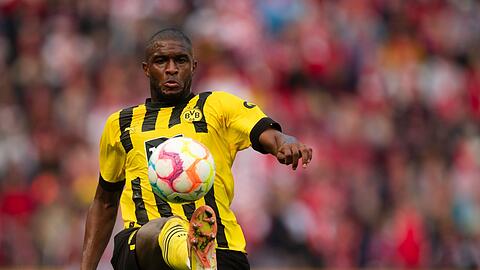 Dortmunds Anthony Modeste spielt den Ball.