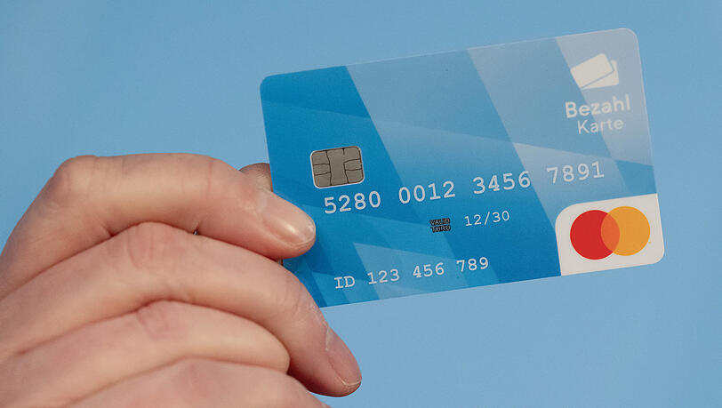 Bargeld wird Geflüchteten nur noch in geringer Menge ausgehändigt. Als Alternative wurde die Bezahlkarte eingeführt.