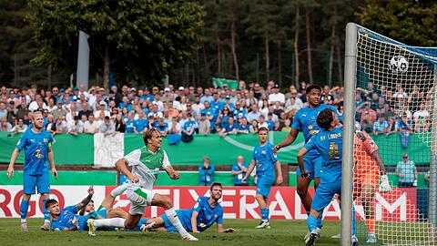 Das wichtige Tor zum 1:0: Mathias Olesen (4.v.l.) trifft für Fürth.