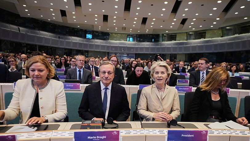 Mario Draghi (M.l.) und Ursula von der Leyen (M.r.) in Brüssel. Vor fast genau einem Jahr hat der frühere EZB-Chef seinen Bericht über Europas Wettbewerbsfähigkeit vorgestellt.