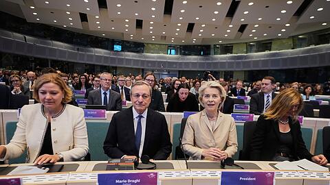 Mario Draghi (M.l.) und Ursula von der Leyen (M.r.) in Brüssel. Vor fast genau einem Jahr hat der frühere EZB-Chef seinen Bericht über Europas Wettbewerbsfähigkeit vorgestellt.