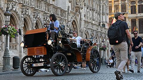 Nach anhaltender Kritik an der Nutzung von Pferden f&uuml;r touristische Zwecke f&uuml;hrte Br&uuml;ssel 2024 elektrische Kutschen.