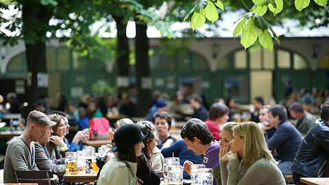 Malerische, alte Salettl und ein sattgrünes Kastaniendach: Biergarten pur im Hofbräukeller.